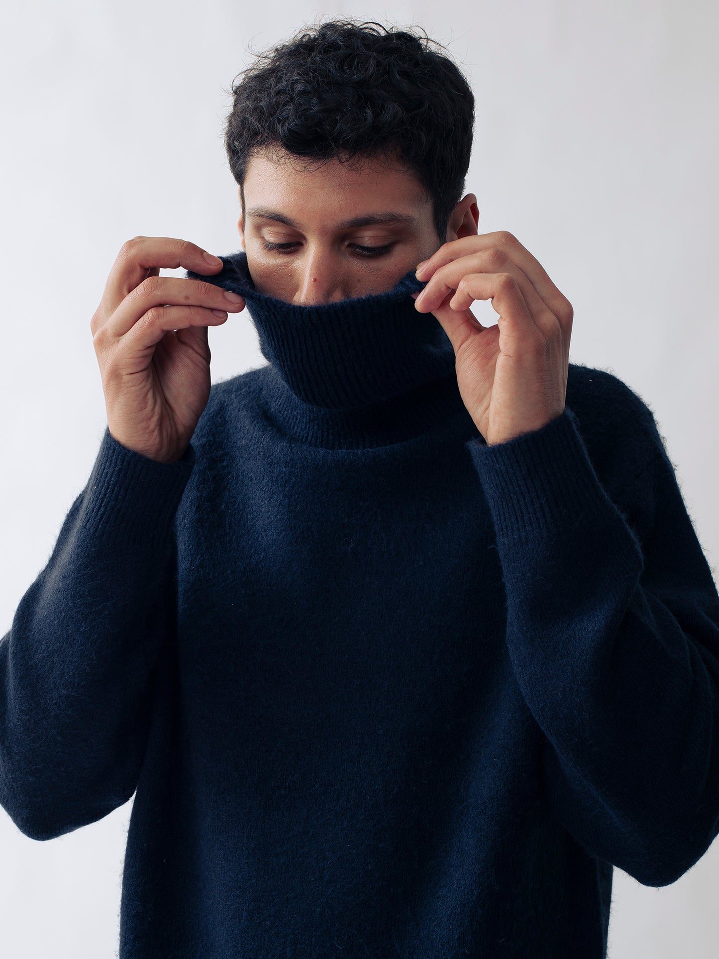 BRUSHED KNITTED TURTLENECK SWEATER NAVY BLUE